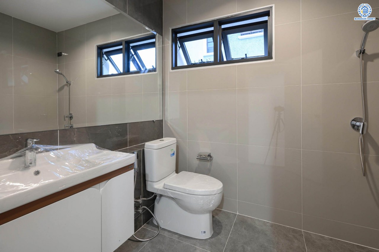 บ้านเดี่ยวฟิลคฤหาสน์มือสองตกแต่งใหม่ แบรนด์ LH ดีไซน์สุดหรูหรา โครงการ ลดาวัลย์ ปิ่นเกล้า เนื้อที่ 214 ตร.ว. บนพื้นที่ใช้สอยถึง 553.48 ตร.ม. ฟังก์ชันจัดเต็ม 4 ห้องนอน 5 ห้องน้ำ 1 ห้องอเนกประสงค์ 1 ห้องแม่บ้าน จอดรถได้ถึง 2 คัน ทำเลติดถนนบรมราชชนนี เชื่อมต่อหลายเส้นทาง ใกล้มหาวิทยาลัยมหิดล และเซ็นทรัลศาลายา